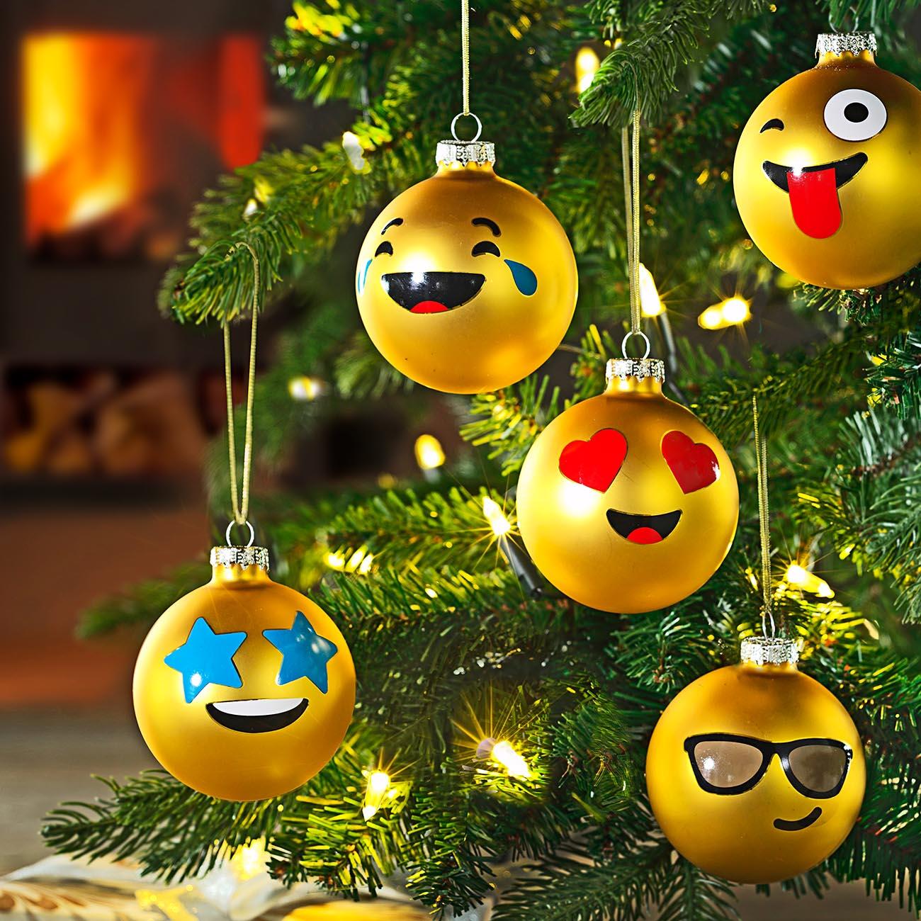 Gratis plaatje Sfeervolle kerstbal met een warme haard - Deel via Whatsapp of social media