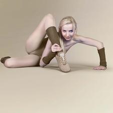 goud Model draagt beige Barfuß-leguano sneakers op een neutrale achtergrond.