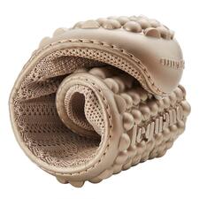 De noppenzool is 8 mm dun en zeer flexibel. Barfuß-leguano Sneaker in beige, opgerold.