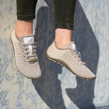 goud Barfuß-leguano Sneaker in beige, in de lucht hangend.