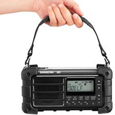 zwart Persoon houdt digitale survivalradio met draagriem in hand.