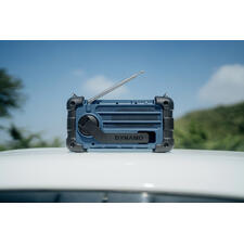 blauw Robuuste blauwe blackout-radio op een witte achtergrond