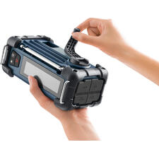 blauw Een hand houdt een blauw Blackout-radio met een afneembare antenne.