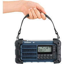 blauw Een hand houdt een blauwe Blackout-radio met handvat.