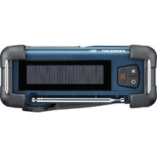 blauw Zwarte radio met zonnepaneel op een tafel, bedieningsknoppen goed zichtbaar.