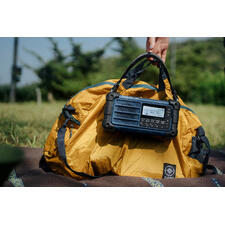 blauw Man met gele tas, houdt de zwarte radio in zijn hand.