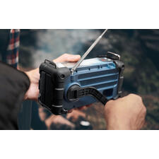 blauw Man met de radio in de hand, gebruikt de antenne.