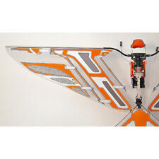 Reservevleugelset voor de afstandsbediende ornithopter op een lichte achtergrond.