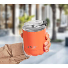 Oranje beker in een hand met een deksel.