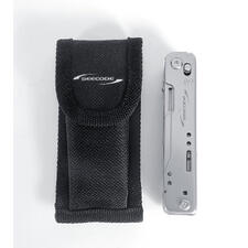 12-in-1 multitool in zilver naast een zwarte tas