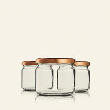 Drie hoge inmaakpotten met gouden deksels