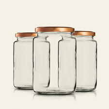 Drie hoge inmaakpotten met gouden deksels