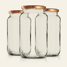 Drie hoge inmaakpotten met gouden deksels