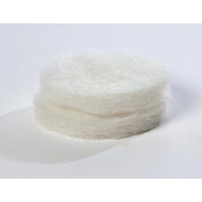 Schouderwarmer van zacht, wit materiaal in gestapelde vorm.