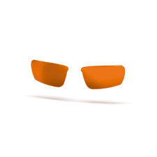 Twee oranje glazen voor de lichtbril op een witte achtergrond.