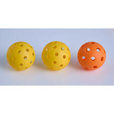 Drie pickleball-ballen in geel en oranje op een witte achtergrond.