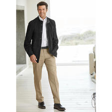 Overhemdjasje van rendierkalfsleer Man in een zwarte rendierkalfsleder hemdjack, glimlachend en staand in een lichte kamer.