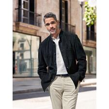 Overhemdjasje van rendierkalfsleer Man in een zwarte rendierkalfsleder hemdjack, toont een ontspannen outfit in een stedelijke omgeving.