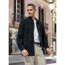 Overhemdjasje van rendierkalfsleer Man in een zwarte rendierkalfsleder hemdjack, staat in een stedelijke omgeving met een nadenkende uitdrukking.