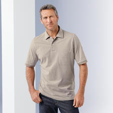 zand Man draagt een beige Pima-Cotton Melange-poloshirt, glimlachend.