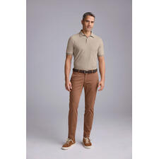 zand Man in beige Pima-Cotton shirt met neutrale achtergrond.