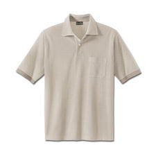 zand Beige poloshirt met korte mouwen en een borstzak op een lichte achtergrond.