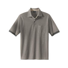 taupe Beige poloshirt met korte mouwen en een borstzak op een lichte achtergrond.