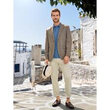 blauw Man in een herringbone zijden blazer op een pittoreske plek.