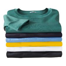 groen, marine, jeansblauw, geel, wit en zwart Stapeling van meerkleurige Wolff-shirts op een neutrale achtergrond