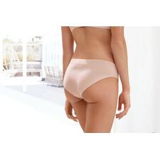 lichtroze Vrouw die een lichtroze Hanro Invisible-Cotton-Slip van achteren draagt.