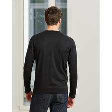 lange mouw, met ronde hals, zwart Man in zwart Sunspel-shirt van achteren, toont rugzicht.