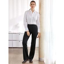 desenrasco Urban-Derby Vrouw in een zwarte flared broek en een witte blouse in een modern kantoor.