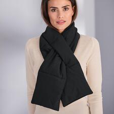 Loevenich doorgestikte sjaal Vrouw draagt zwart gewatteerde sjaal, kijkt in de camera