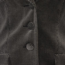 zwart/grijs Close-up van de knopen van de wasbare fluwelen blazer in houndstooth.