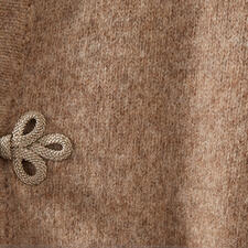 taupe Detailopname van het oppervlak van een bruine Softwalk jas