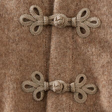 taupe Close-up van de knopen van een bruine Softwalk jas