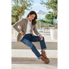 taupe Cognackleurige Werner Budapester-boots, zijdelings op een steen zittend.