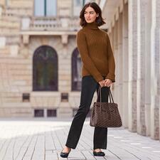 zwart Vrouw in lammeren ballerina's en een bruine coltrui aan het wandelen.