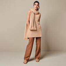 slip-over en sjaal Junghans 1954 lange pullover met gebreide sjaal, model in beige outfit.