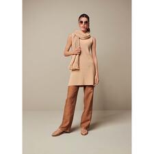 slip-over en sjaal Junghans 1954 lange pullover met gebreide sjaal, vooraanzicht van een vrouw in beige kleding.