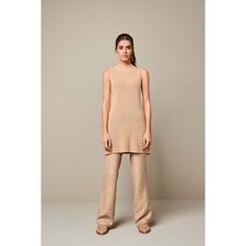 slip-over Junghans 1954 lange pullover in beige, model staat rechtop met een neutrale gezichtsuitdrukking.