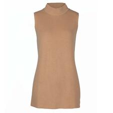 slip-over Junghans 1954 lange pullover in beige, vooraanzicht vóór een lichte achtergrond.