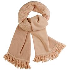 sjaal Dikke gebreide sjaal in perzikkleur, los gewikkeld.