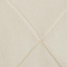 ecru Close-up van een lichtgele trui met diagonaal breipatroon.