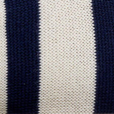 beige/navy Close-up van de gestreepte stof van de sokken.