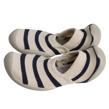 beige/navy Gestreepte zomersokken op een witte achtergrond.