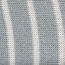 salie/beige Close-up van de gestreepte stof van de sokken in grijs.