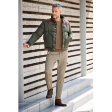 Schott NYC rangerjack Man in kamelenhaar pullover en jas wijst naar zijn tanden.