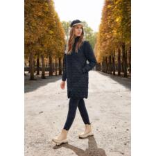 donkerblauw Vrouw in een zwarte gewatteerde jas loopt door een met bomen omzoomd pad.