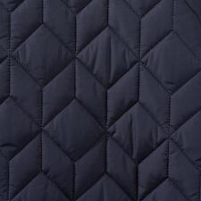 donkerblauw Close-up van de stof van een zwarte gewatteerde jas.